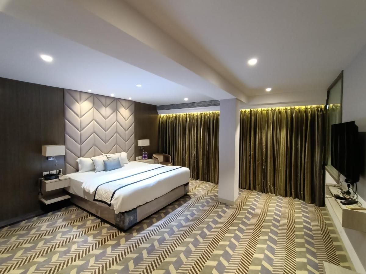Hotel Highway Inn Andheri East Мумбай Екстериор снимка