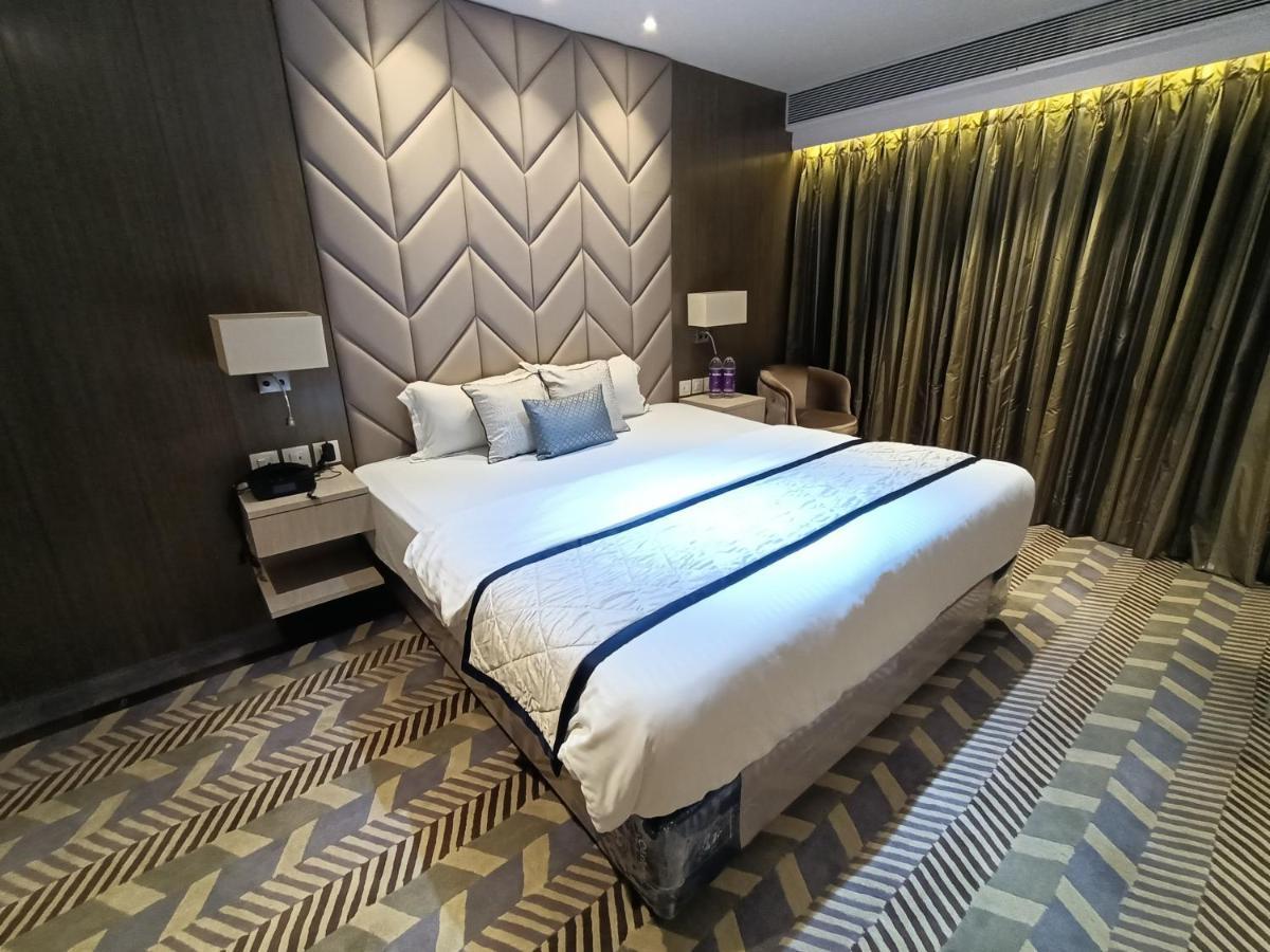 Hotel Highway Inn Andheri East Мумбай Екстериор снимка