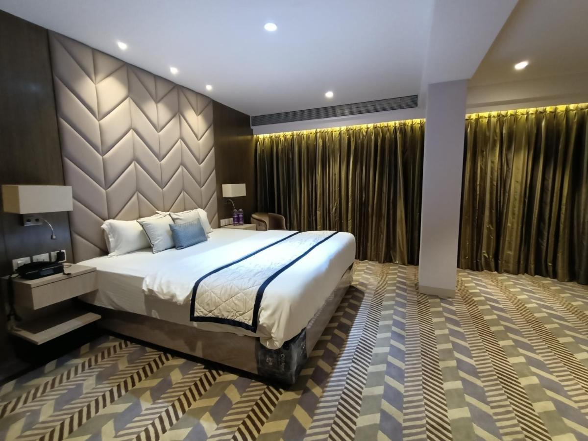 Hotel Highway Inn Andheri East Мумбай Екстериор снимка