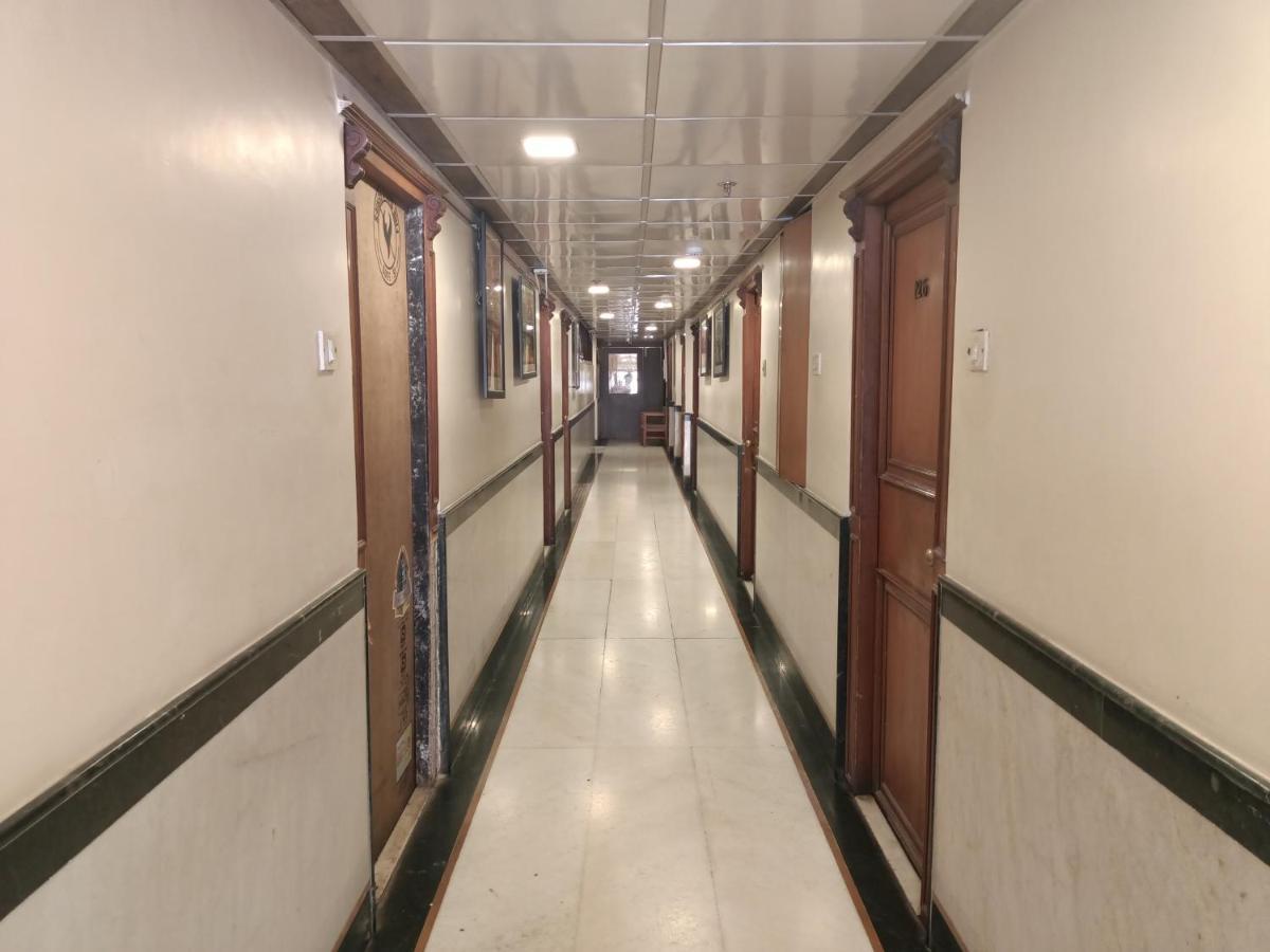 Hotel Highway Inn Andheri East Мумбай Екстериор снимка