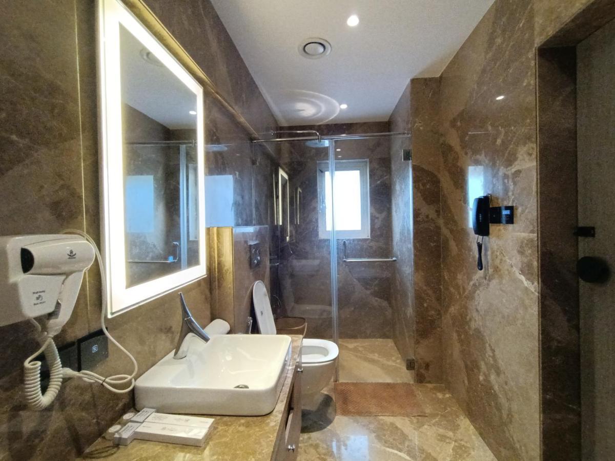 Hotel Highway Inn Andheri East Мумбай Екстериор снимка
