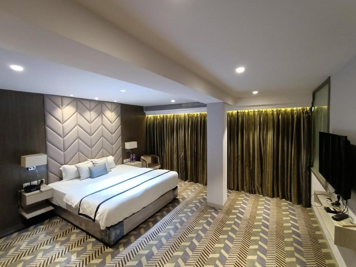 Hotel Highway Inn Andheri East Мумбай Екстериор снимка