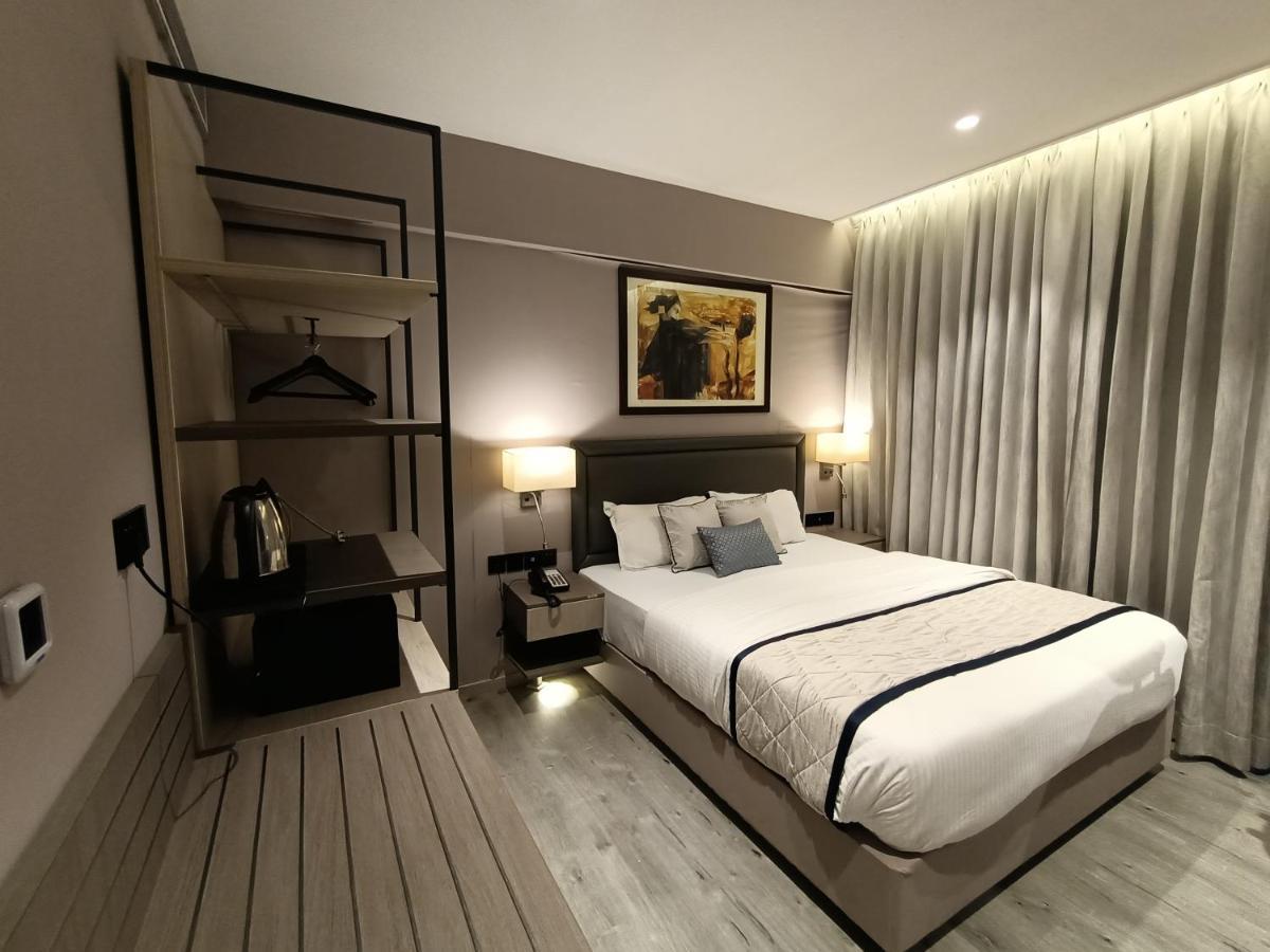 Hotel Highway Inn Andheri East Мумбай Екстериор снимка