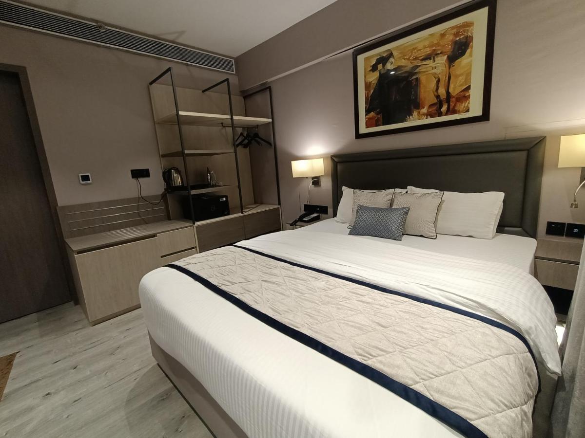 Hotel Highway Inn Andheri East Мумбай Екстериор снимка