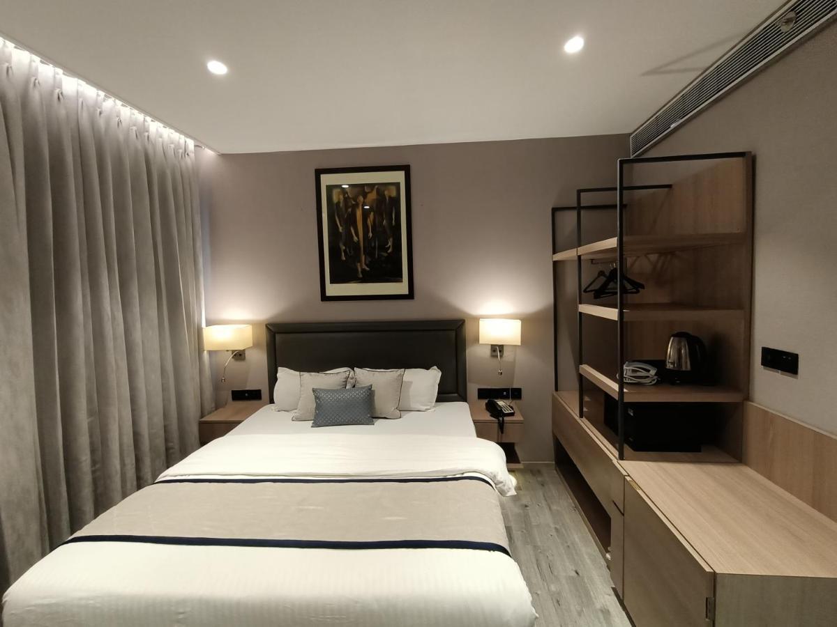 Hotel Highway Inn Andheri East Мумбай Екстериор снимка