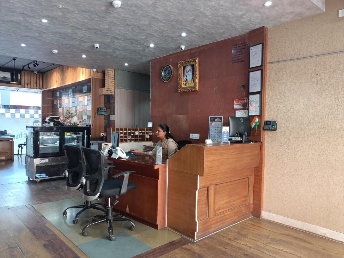 Hotel Highway Inn Andheri East Мумбай Екстериор снимка