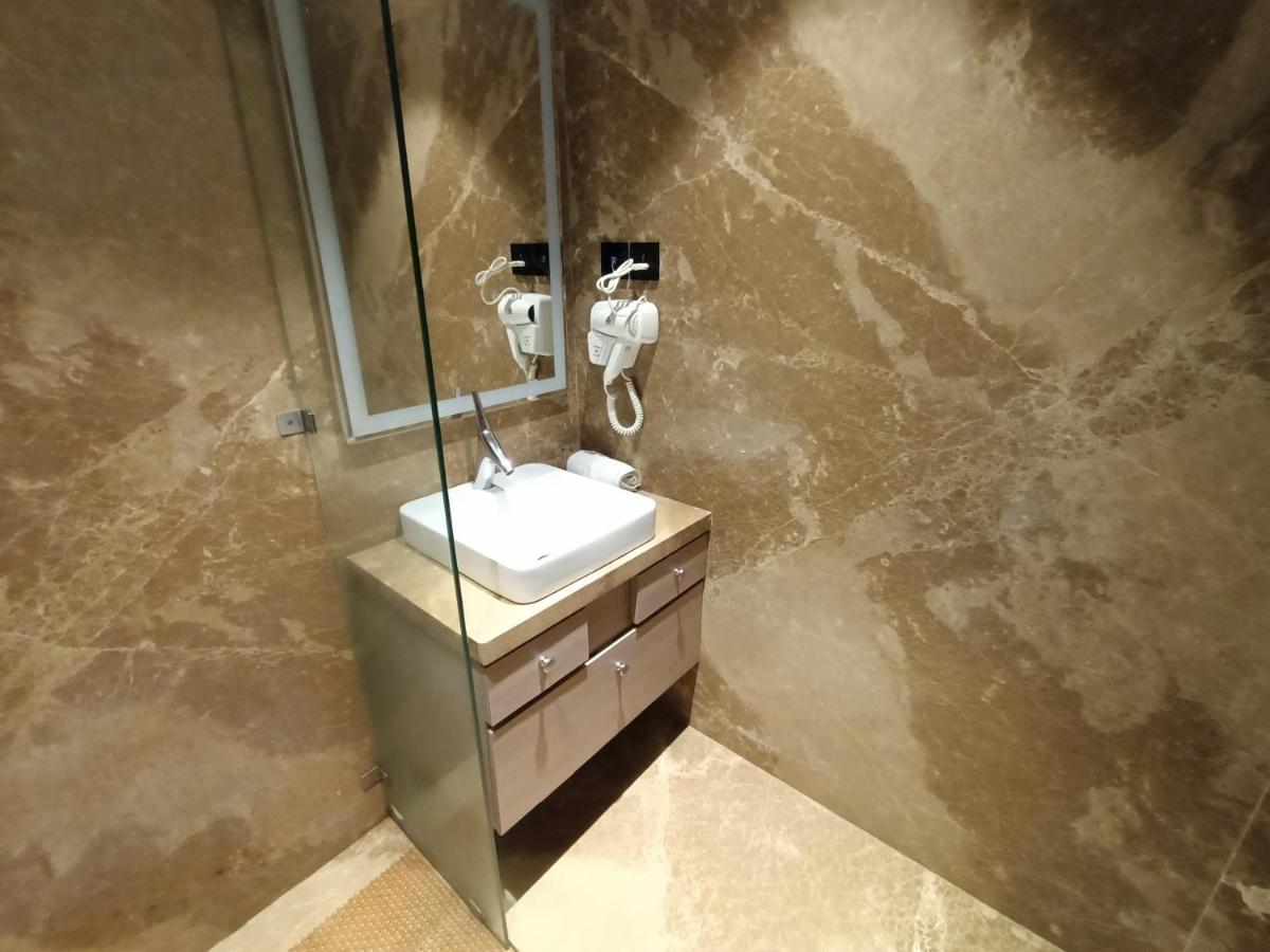Hotel Highway Inn Andheri East Мумбай Екстериор снимка