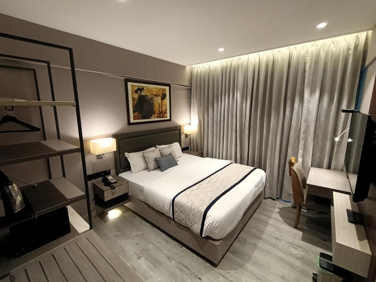 Hotel Highway Inn Andheri East Мумбай Екстериор снимка