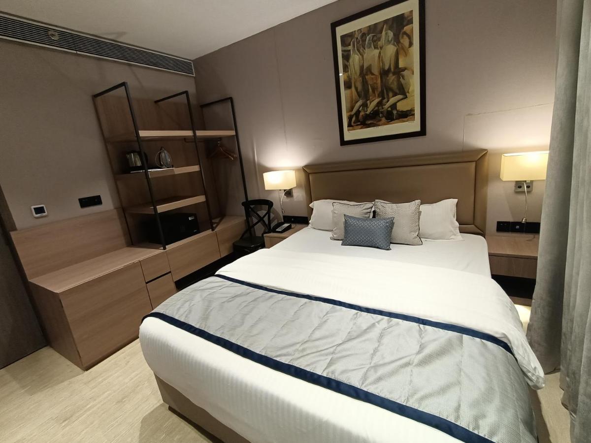 Hotel Highway Inn Andheri East Мумбай Екстериор снимка