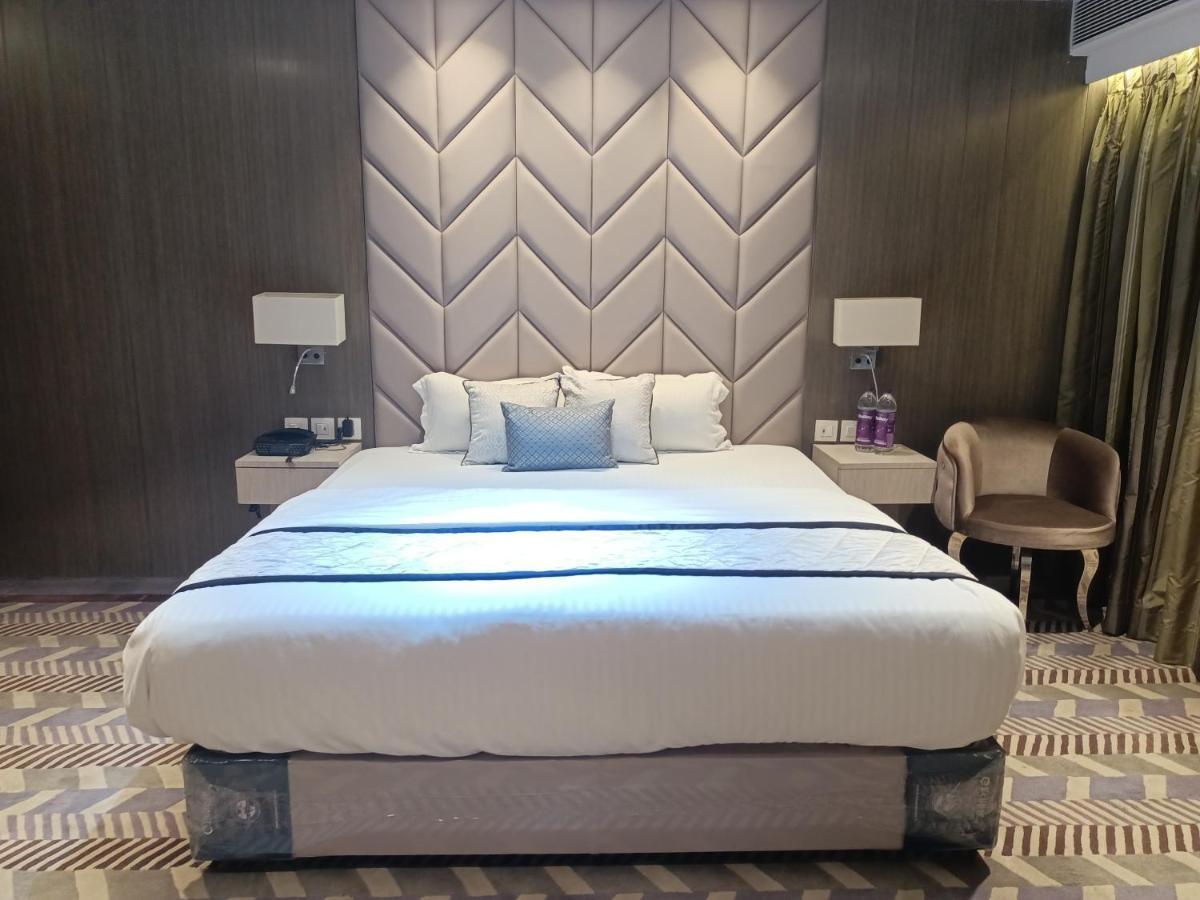 Hotel Highway Inn Andheri East Мумбай Екстериор снимка