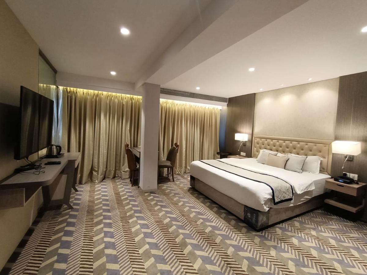 Hotel Highway Inn Andheri East Мумбай Екстериор снимка